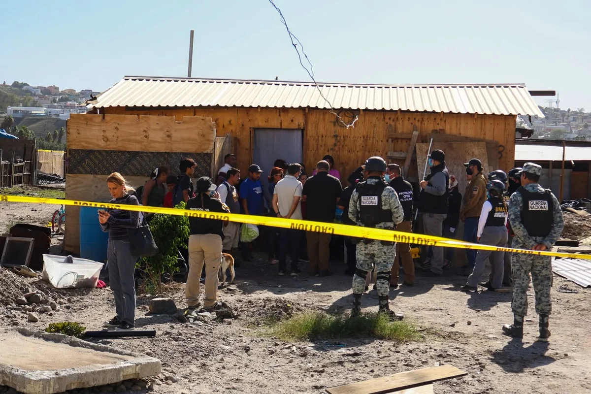 Mediante un operativo de fuerzas de seguridad de los tres órdenes de Gobierno se llevó a cabo el traslado de las familias a albergues locales. Foto: Gobierno Tijuana.