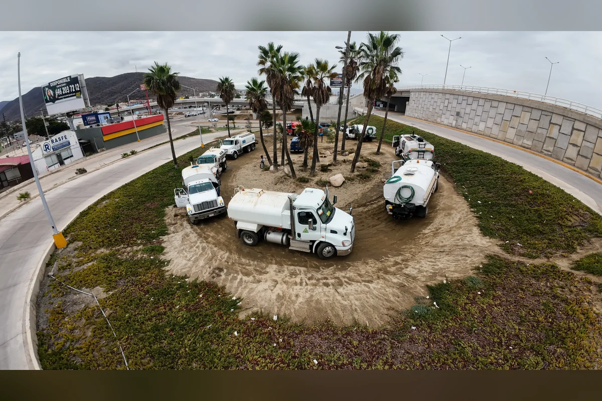 Filas interminables de pipas para abastecer del agua a más de 137 mil habitantes de Ensenada se vieron todas las semanas en un pozo que se habilitó para ello. Foto: Gobierno Ensenada.
