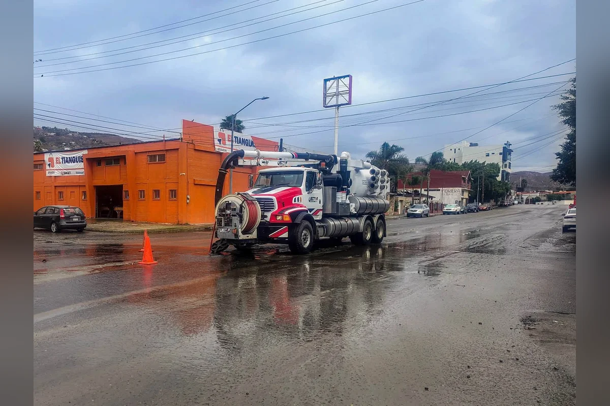 Por todos lados se veían los camiones de servicios públicos para desazolvar las coladeras y solucionar los problemas de encharcamientos. Foto: Gobierno Ensenada.