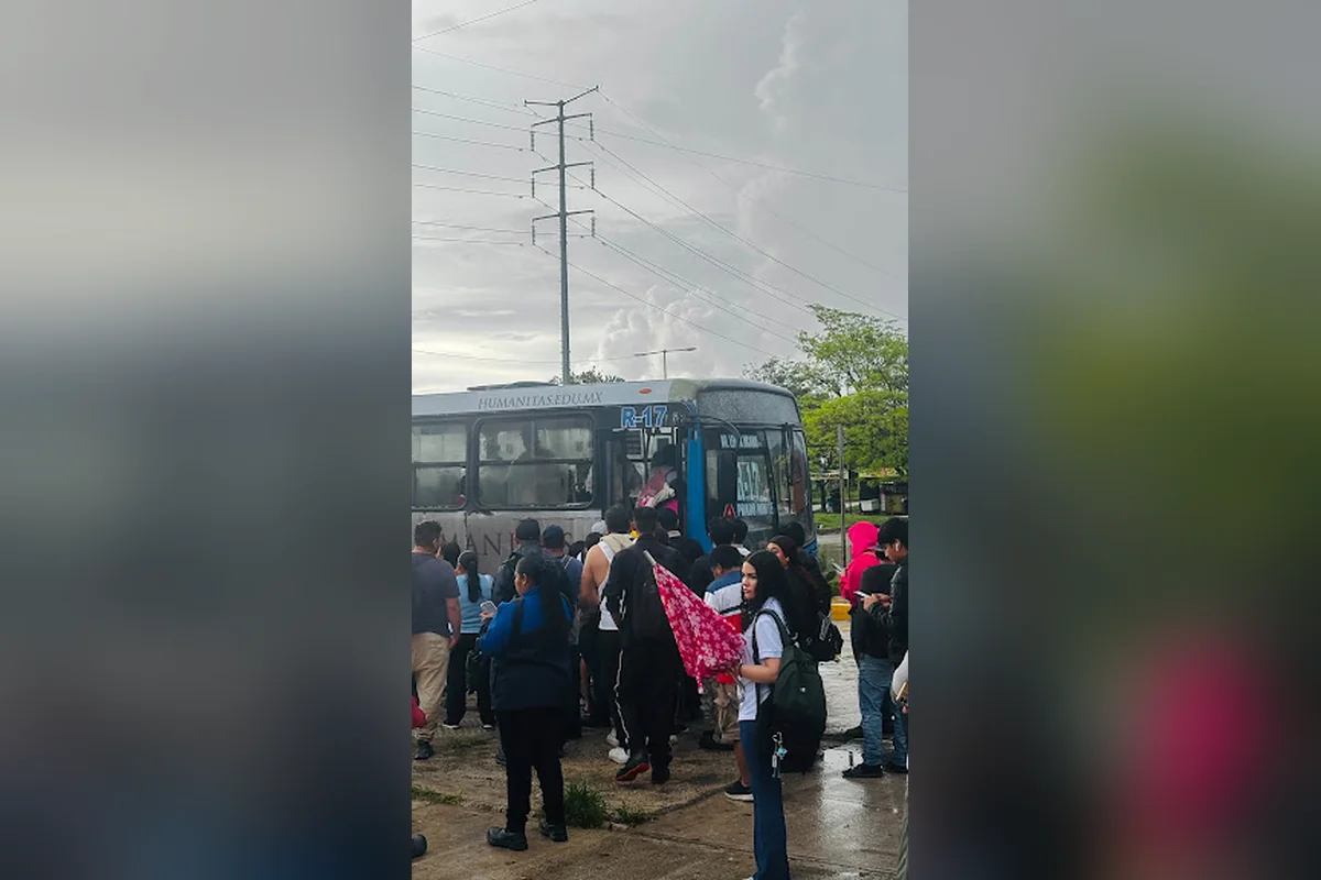 Por algunas horas, al amanecer, en Cancún se suspendió el transporte público y cuando se reactivo, muchas personas saturaron el servicio. Foto: Verónica Fajardo.