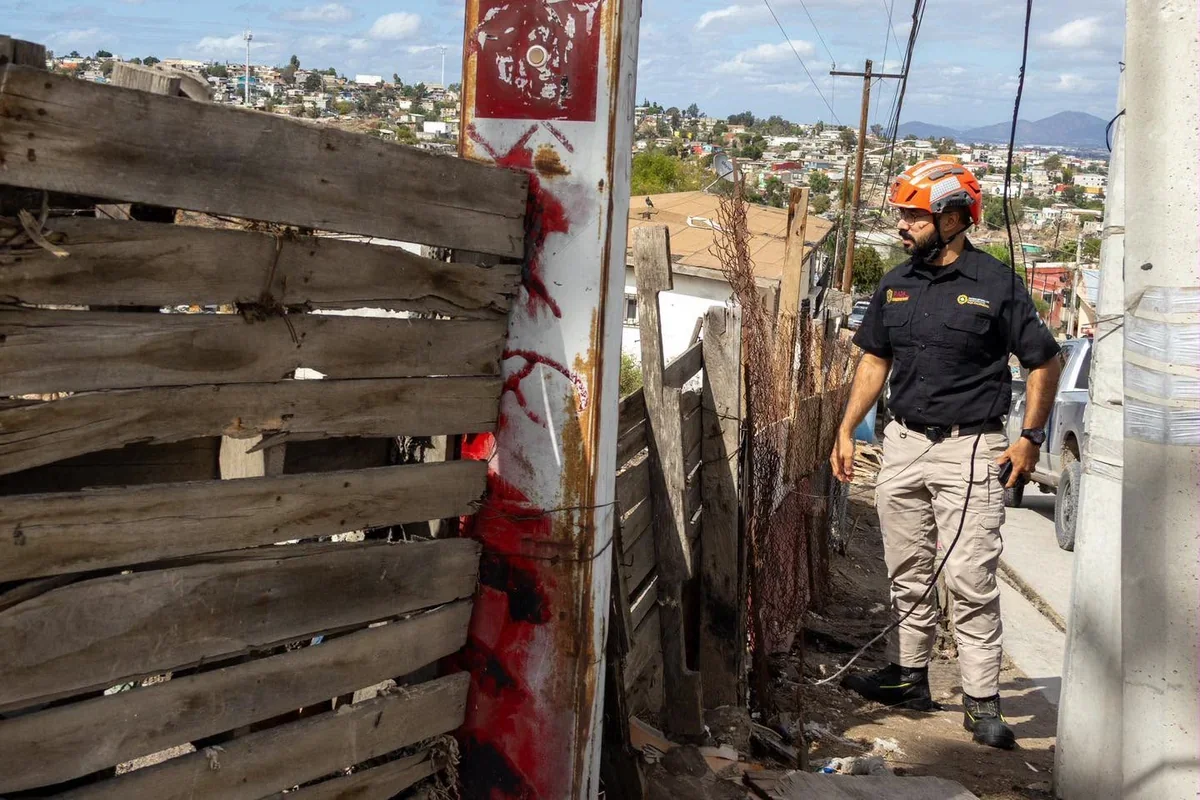 Los técnicos de PC recorrieron las calles para verificar el estado en el que se encuentran los inmuebles en la 3 de Octubre. Foto: FP Tijuana.