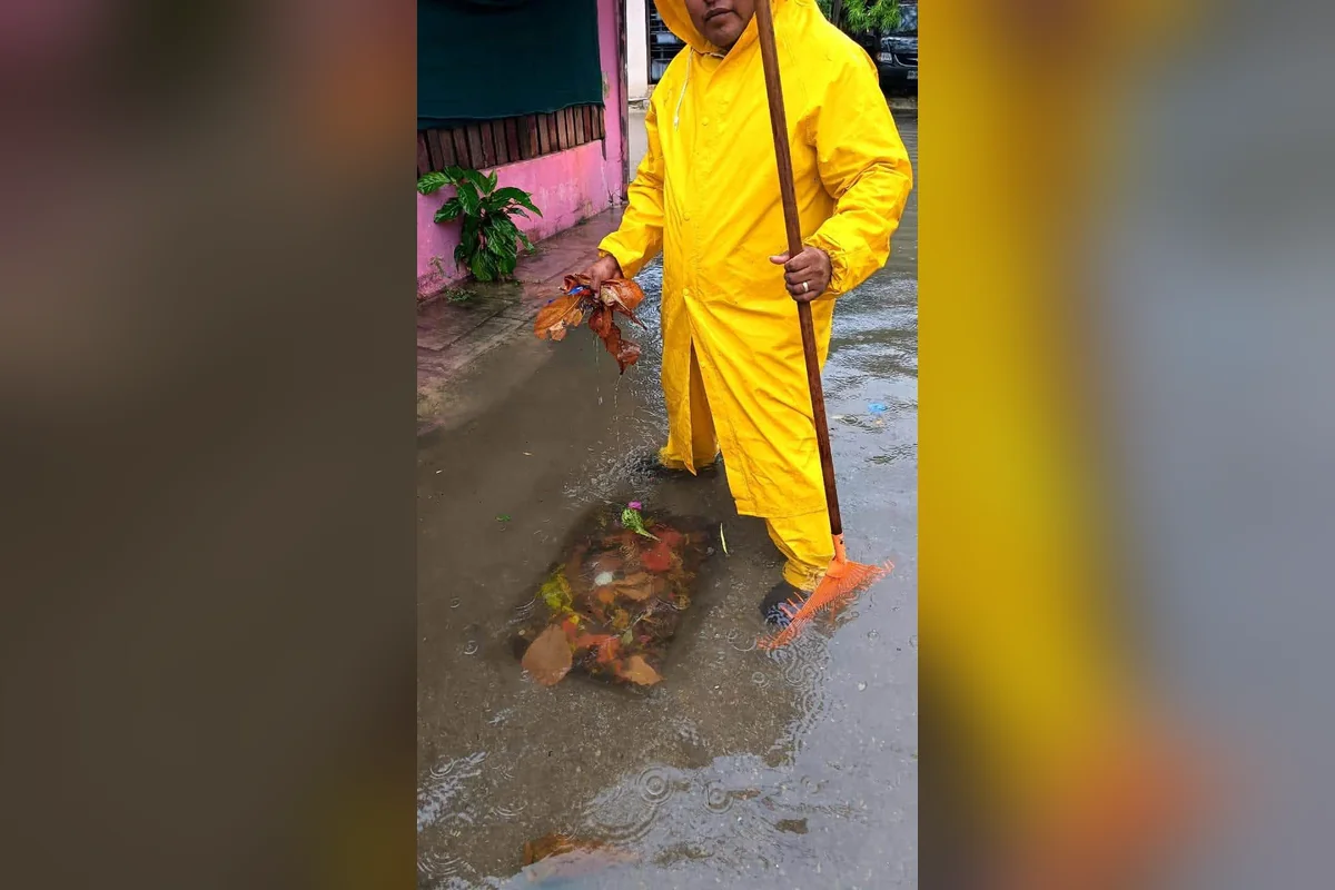 La principal causa de las inundaciones fueron las alcantarillas tapadas por las hojas y la basura que arrojan las personas a la calle. Foto: Handel Aguilar.
