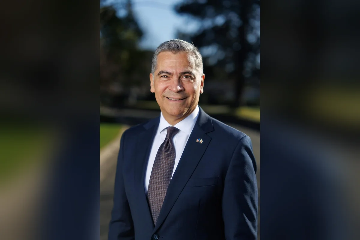 De padre estadounidense, criado en Tijuana, y madre mexicana, Xavier Becerra busca la gubernatura por el partido Demócrata. Foto: Xavier Becerara.