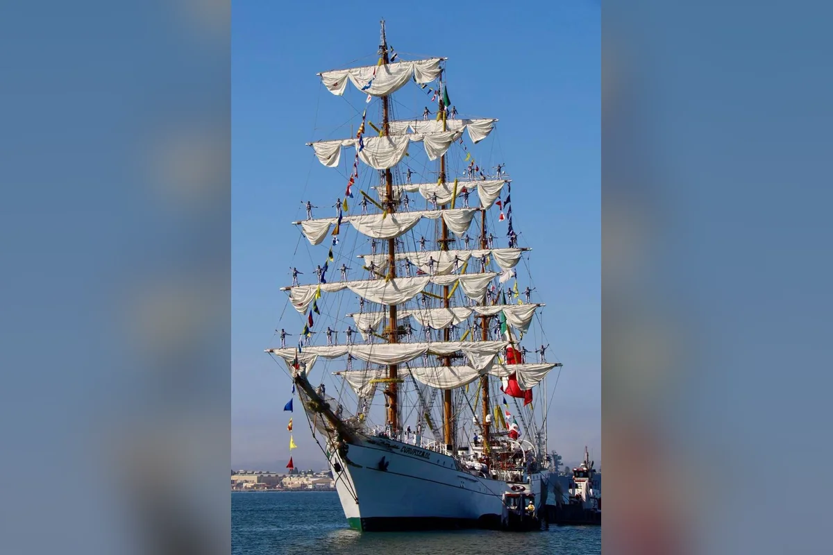 Tras permanecer varios días en San Diego, el imponente velero llegó así a Ensenada y estará toda la semana. Foto: Ana Lilia Ramírezz.