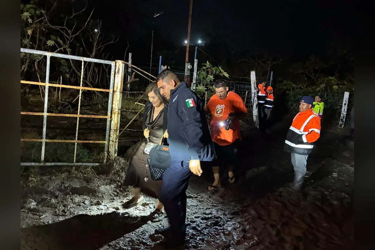 Debido a las complicaciones por las inundaciones, los cuerpos de emergencias realizaron varios rescates. Foto: Especial.
