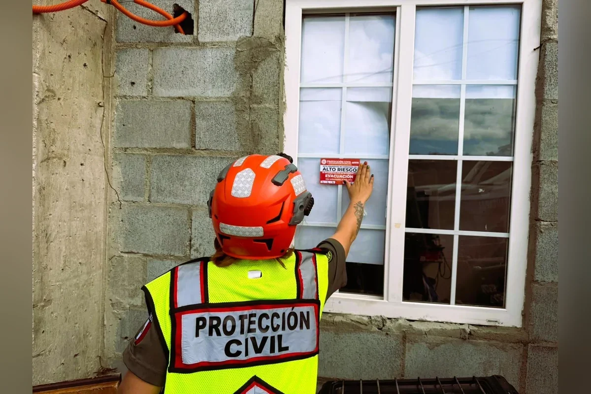 Protección Civil catalogó las condiciones en las que se encuentran las casas en la colonia 3 de Octubre y pidieron a sus ocupantes abandonarlas a la brevedad. Foto: PC Tijuana.