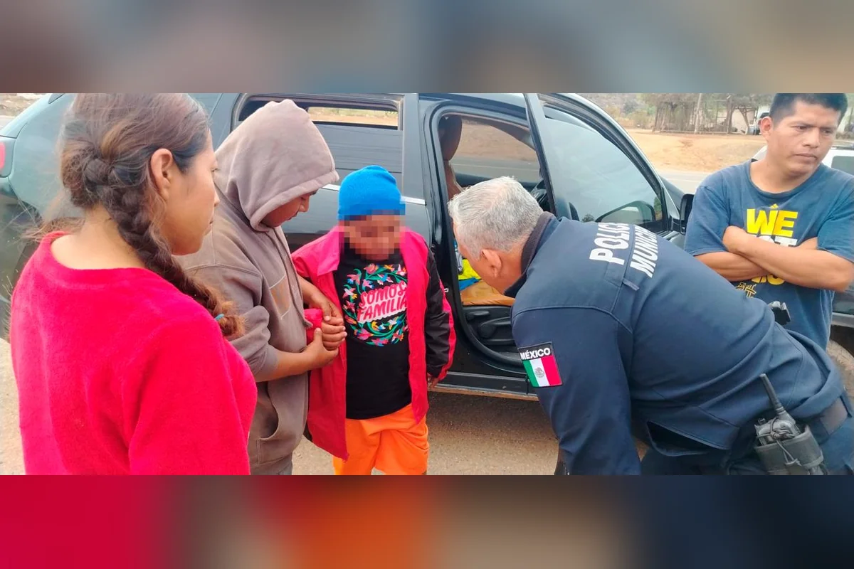 Después del paso de la tormenta, el niño fue encontrado por un voluntario que lo ayudó y una familia le dio ropa pues él quedó desnudo. Foto: Policía Ensenada.