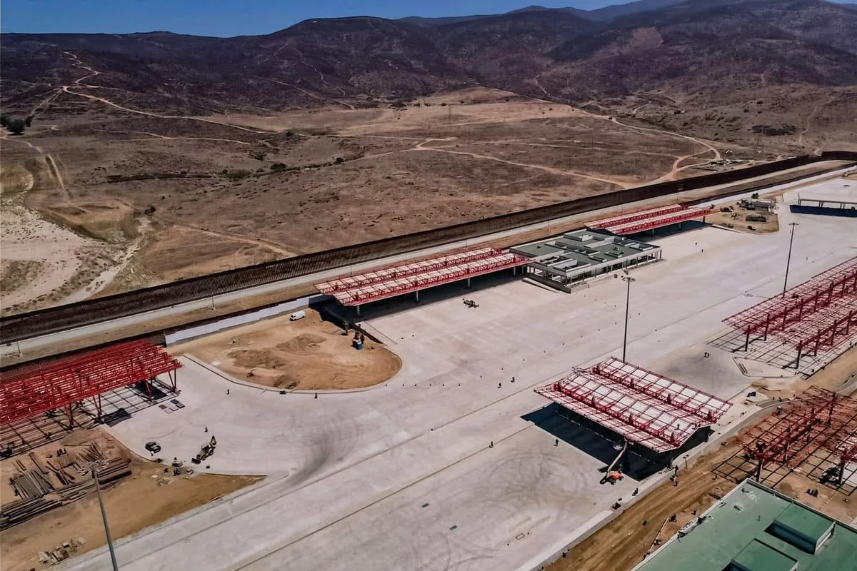 La obra, anunciada hace meses por la gobernadora, permitirá movilizar hasta seis mil vehículos de carga al día, tanto para exportación como de importación. Foto: Gobierno BC.