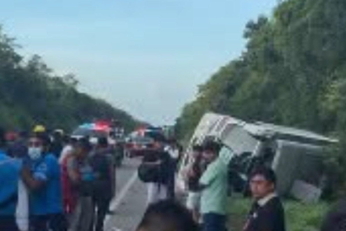 El accidente carretero dejó 3 muertos y al menos una veintena de heridos.