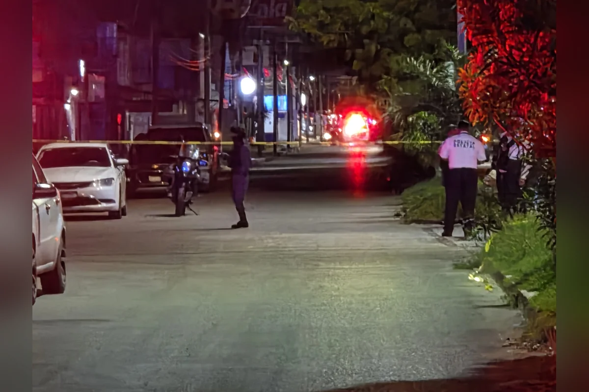 Policías cercaron la zona y solo permitieron el paso a los peritos para recabar las evidencias de la muerte de las tres personas. Foto: Diana García.