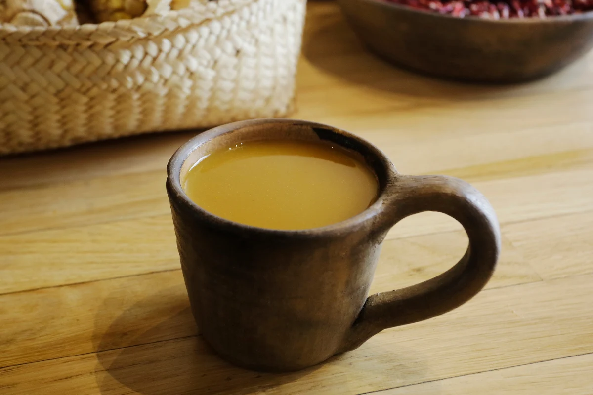 Taza con atole de agua