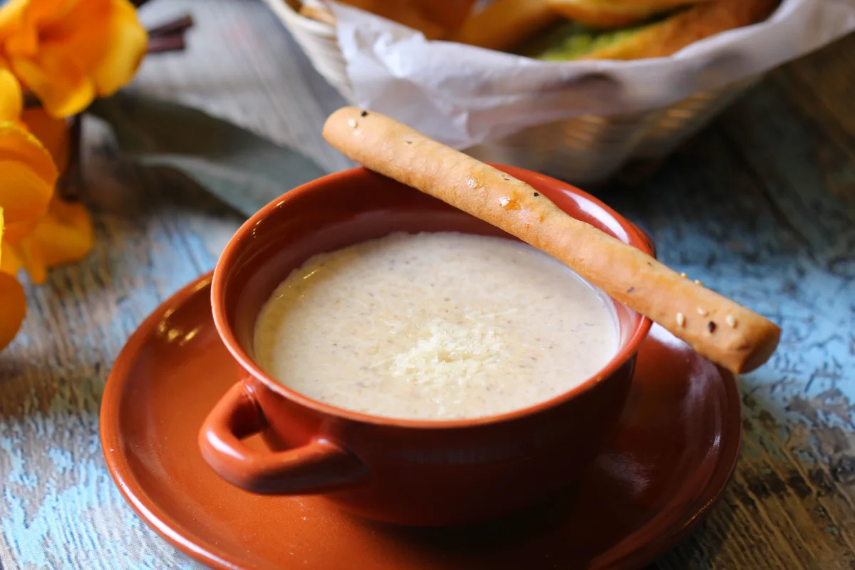 Taza con atole de leche en su interior