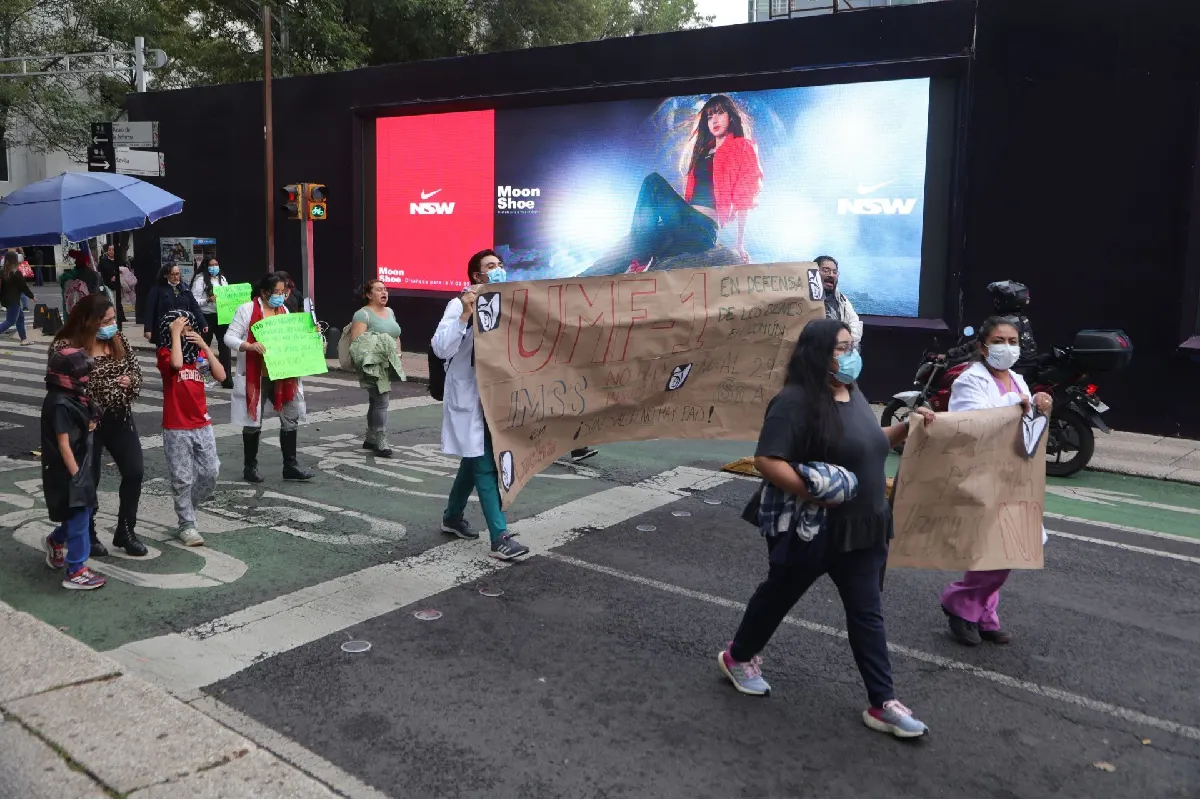 Trabajadores del IMSS bloquean 20 puntos; SSC CDMX interviene para restablecer la circulación