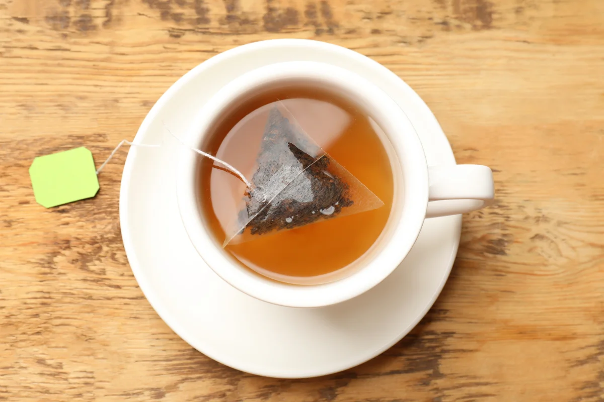 Taza con un té blanco caliente