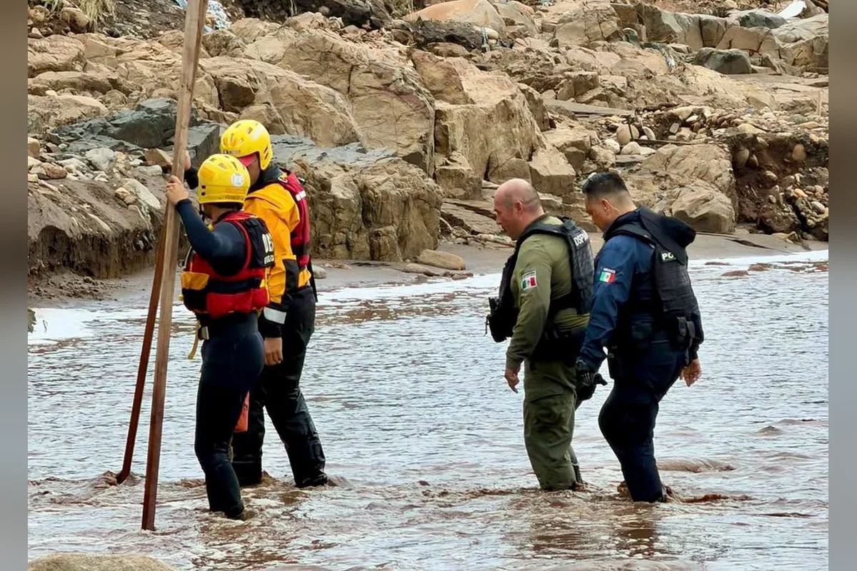 Faltan por localizar a 10 personas en Ensenada, tres de ellos de una familia cuya casa se inundó por la crecida del arroyo. Foto: Seguridad Pública Municipal de Ensenada.
