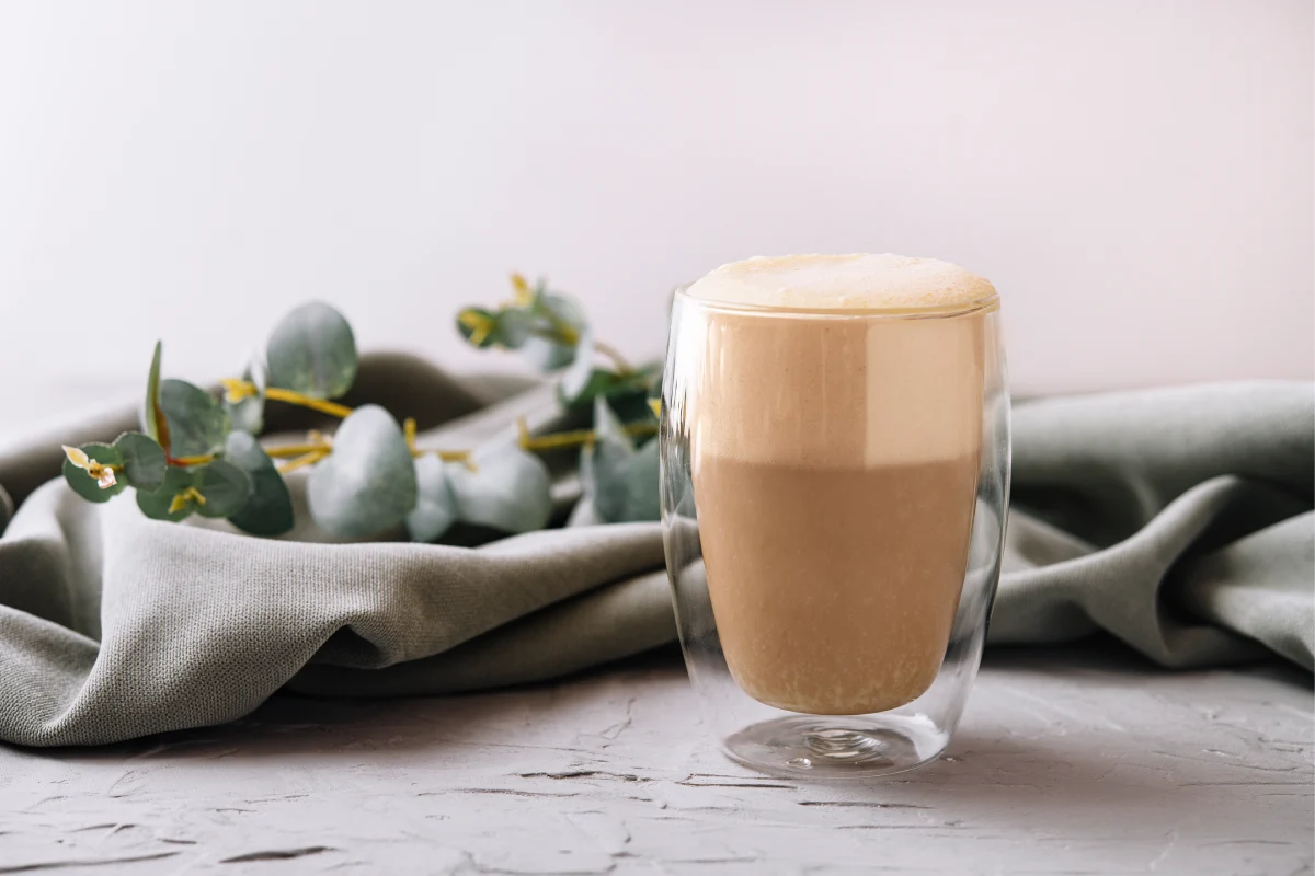 Una taza con un capucchino