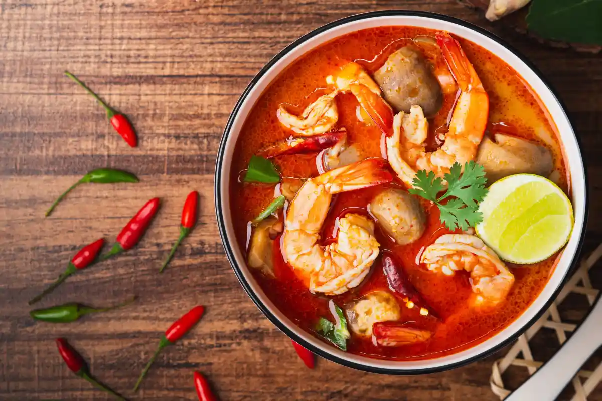 Caldo de camarón acompañado con chile y limón