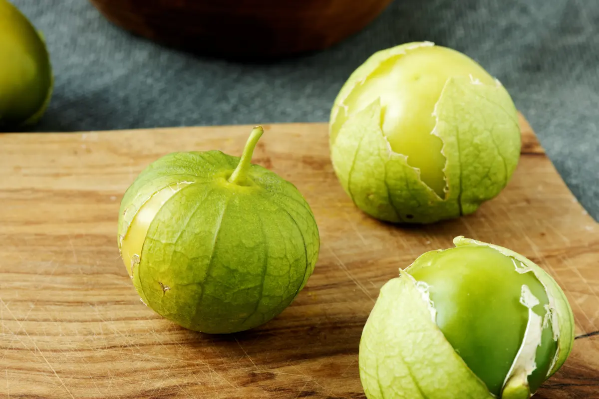 Tres tomates verdes con cáscara