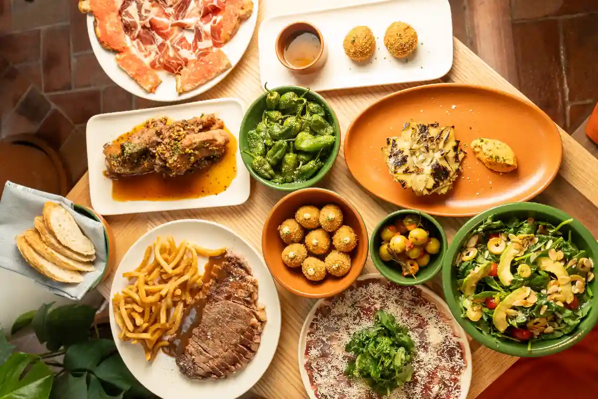 mesa con platillos españoles de Castizo Roma