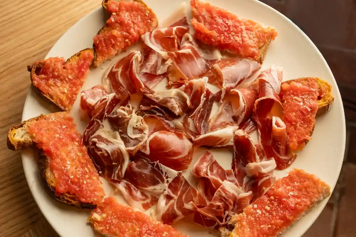 plato de jamón ibérico con pantomaca de Castizo Roma