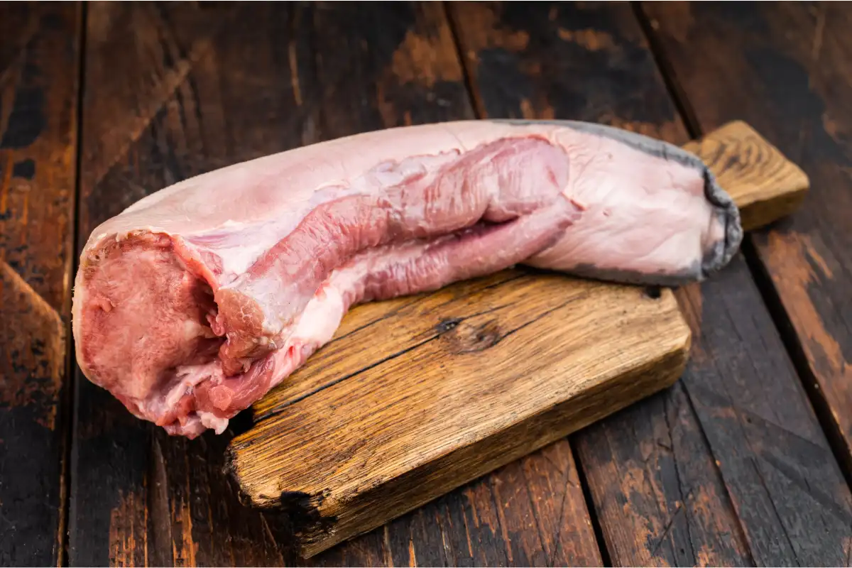 Lengua de res en una tabla de madera
