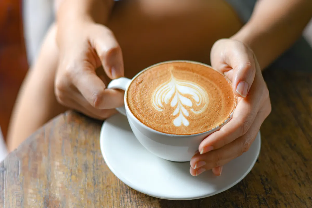 persona sosteniendo taza de café