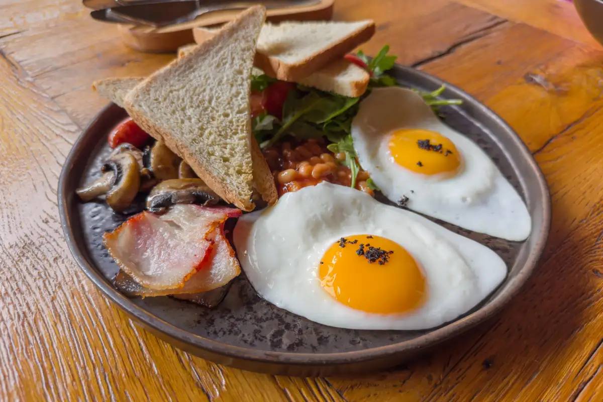plato de huevos estrellados