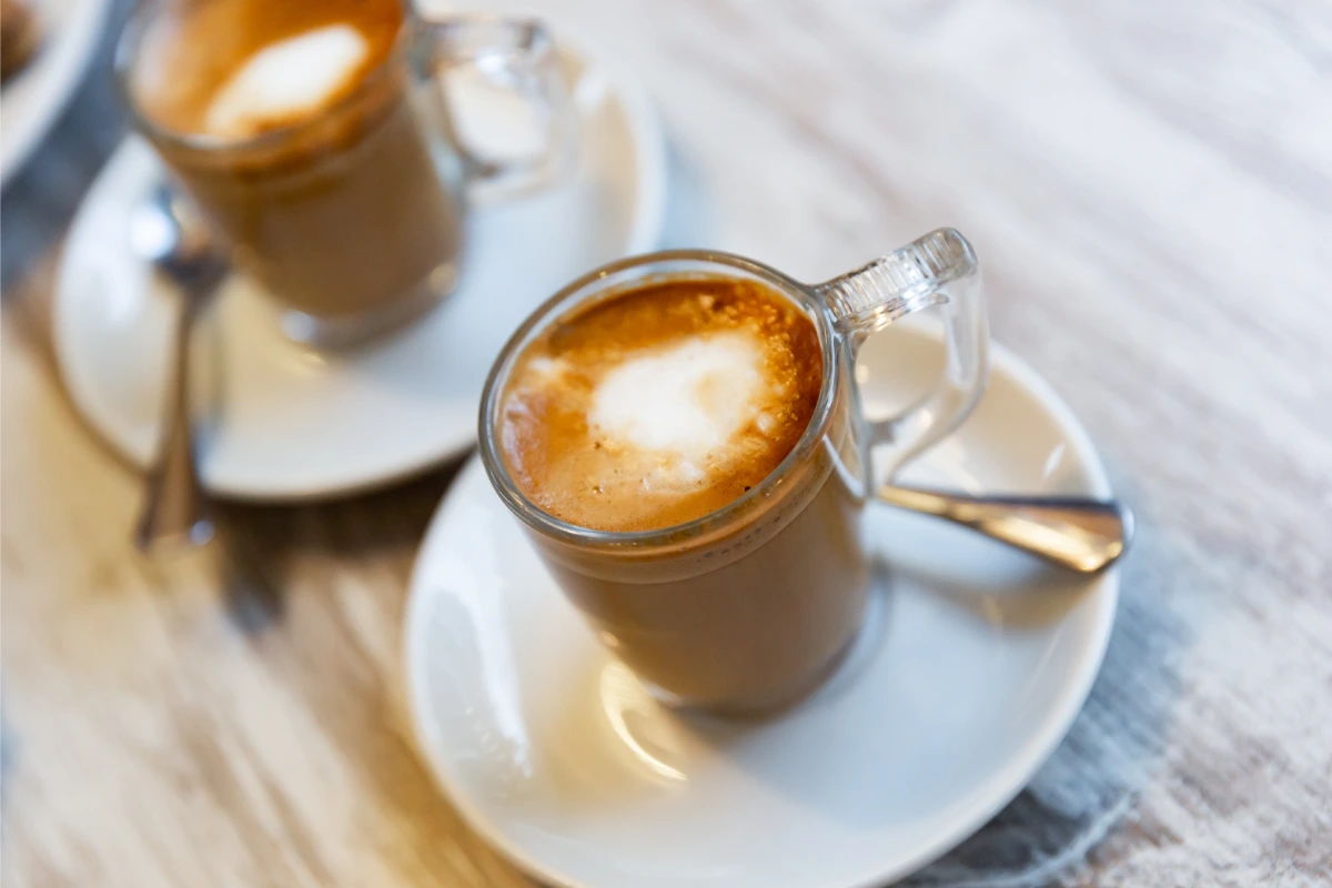 Par de cafés cortados sobre una mesa
