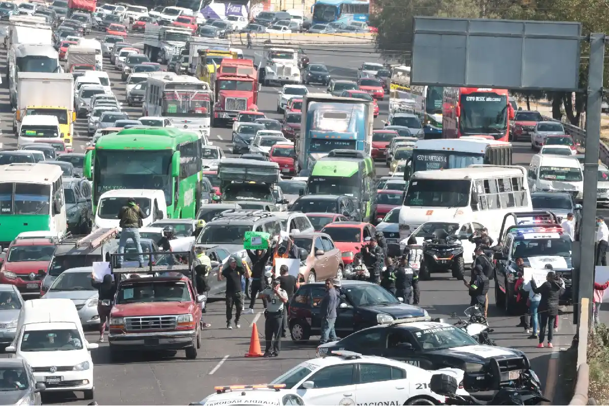 Usuarios de transporte público pierden más tiempo y dinero en el tráfico que quienes viajan en auto