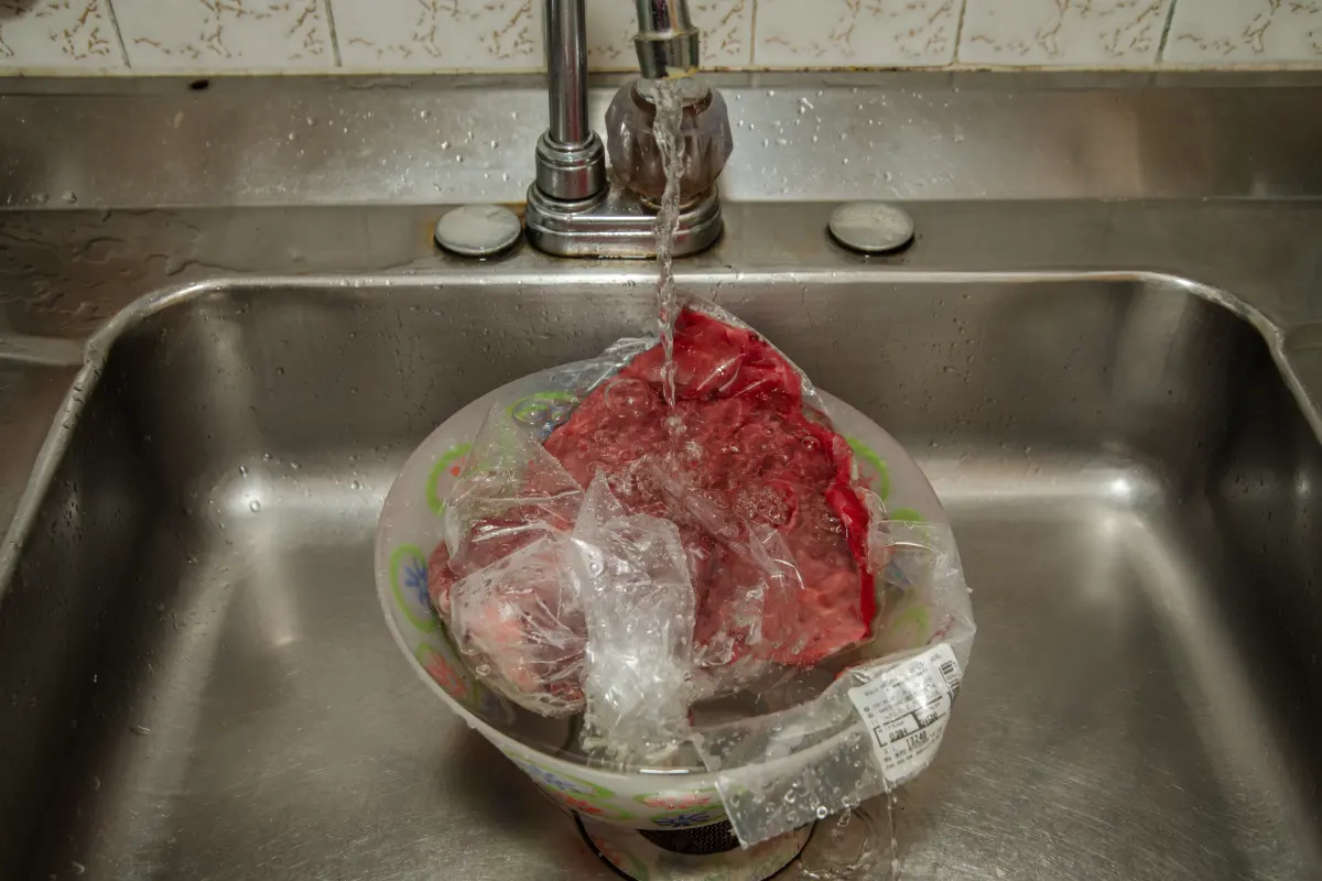 Tarja de cocina con un corte de carne descongelado