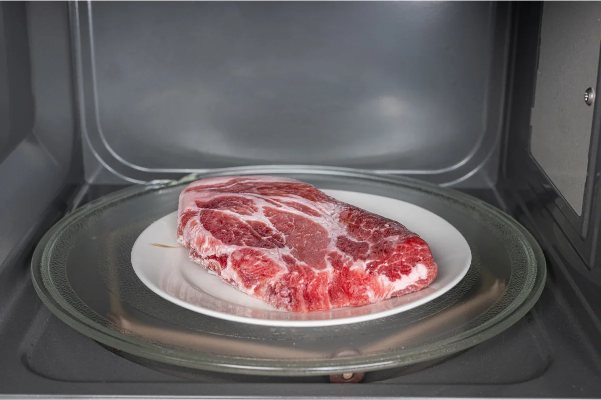 Pedazo de carne al interior de un microondas