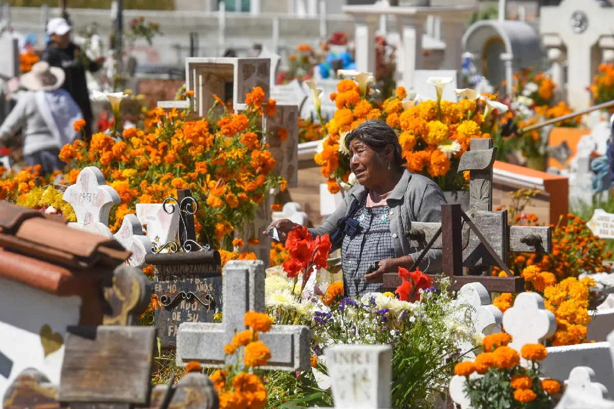 Desplegarán 11 mil policías en panteones de CDMX por Día de Muertos; se prevé un millón de visitantes