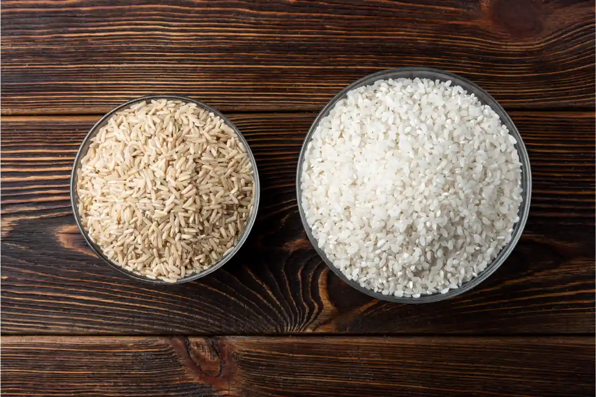 Bowls con granos de arroz blanco e integral