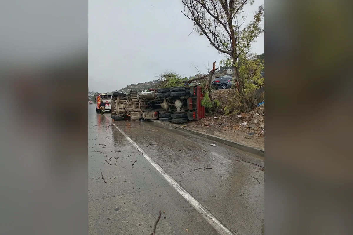 Aunque les recomendaron tomar precauciones, algunos conductores transitaron a la hora de a tormenta y sufrieron un accidente. Foto: Especial.