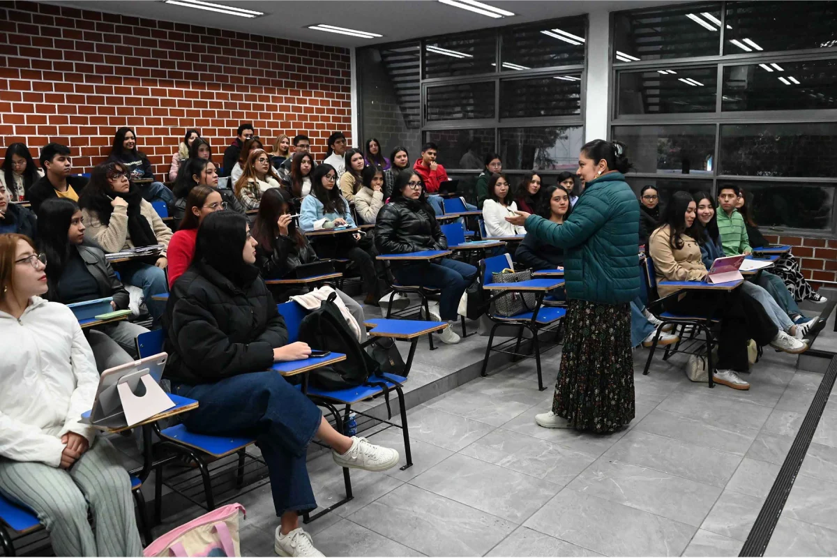Estudiantes toman clase en la UNAM.