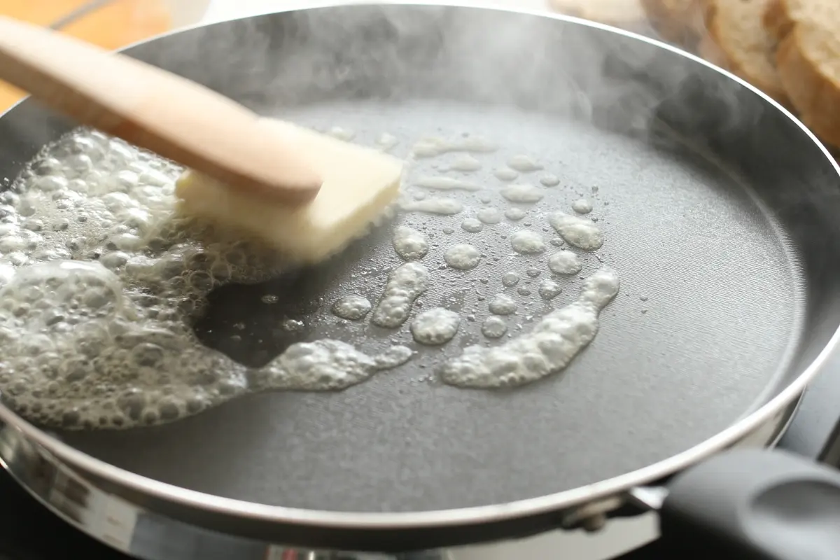 Mantequilla derretida sobre una sartén caliente