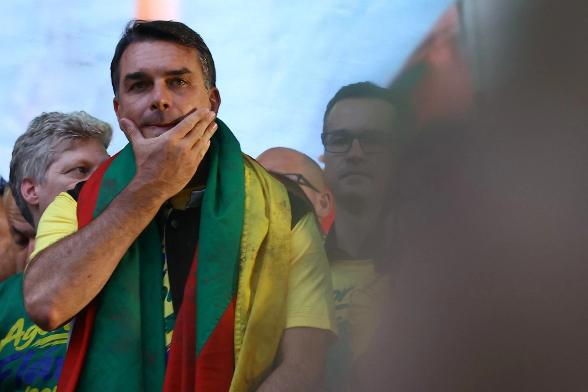 Su hermano Eduardo Bolsonaro, que era diputado, vive en Estados Unidos y es investigado también en Brasil en varias causas judiciales.
