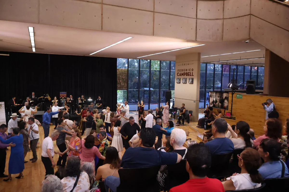 En la sala Federico Campbell se llevó a cabo un baile como en los grandes salones con todo y orquesta de los años 50’s. Foto: Cecut.