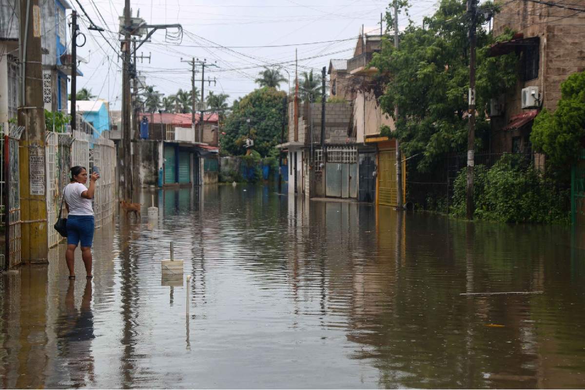 Despliegan más de 22 mil elementos en cuatro estados por impacto de huracán Simon