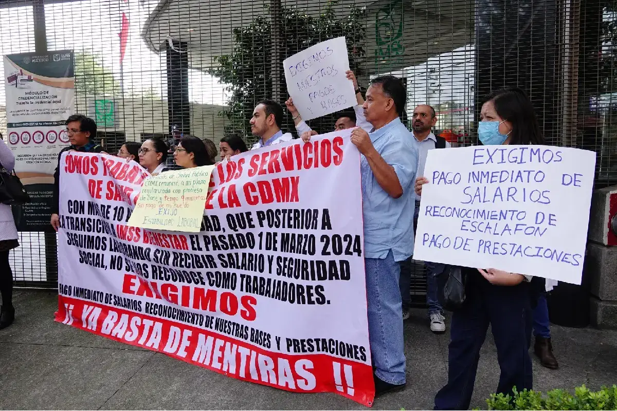 Trabajadores del IMSS irrumpen en edificio del sindicato en CDMX