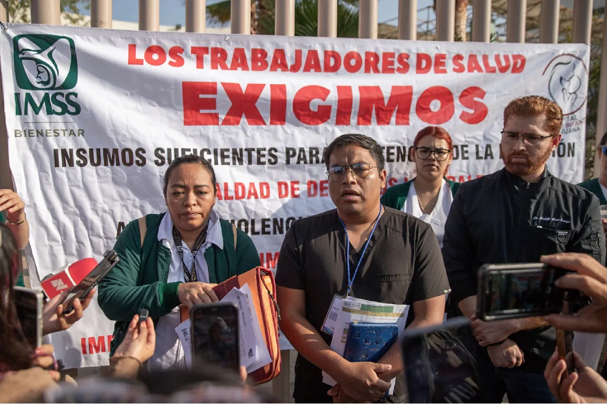 Trabajadores del IMSS irrumpen en edificio del sindicato en CDMX