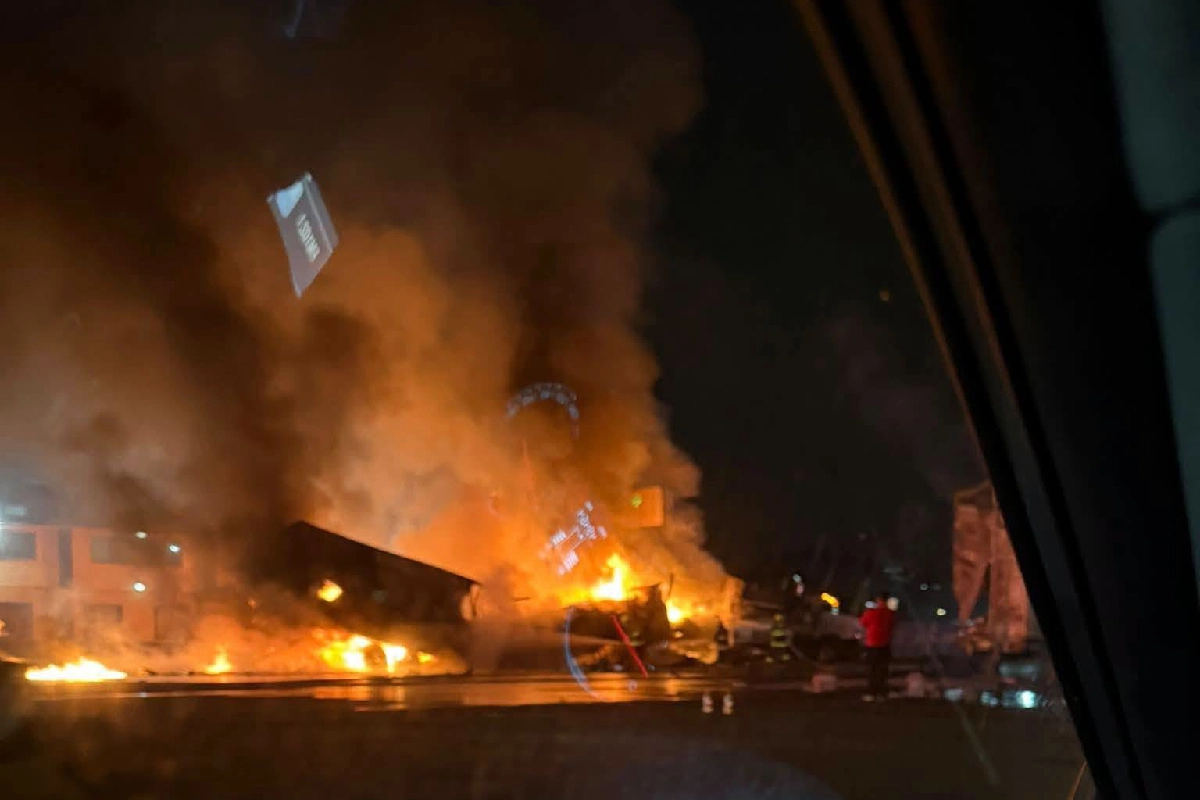 Tráiler choca y se incendia durante bloqueo de transportistas en la México-Toluca