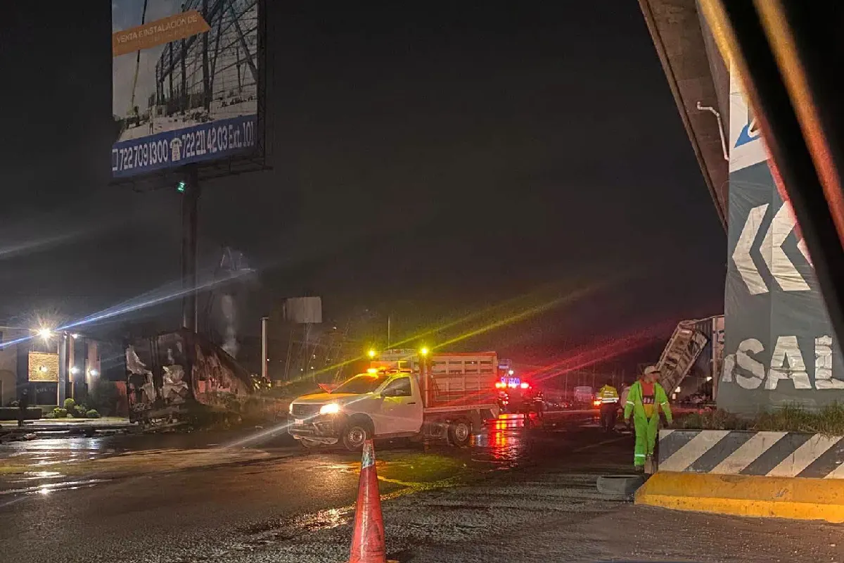 Tráiler choca y se incendia durante bloqueo de transportistas en la México-Toluca