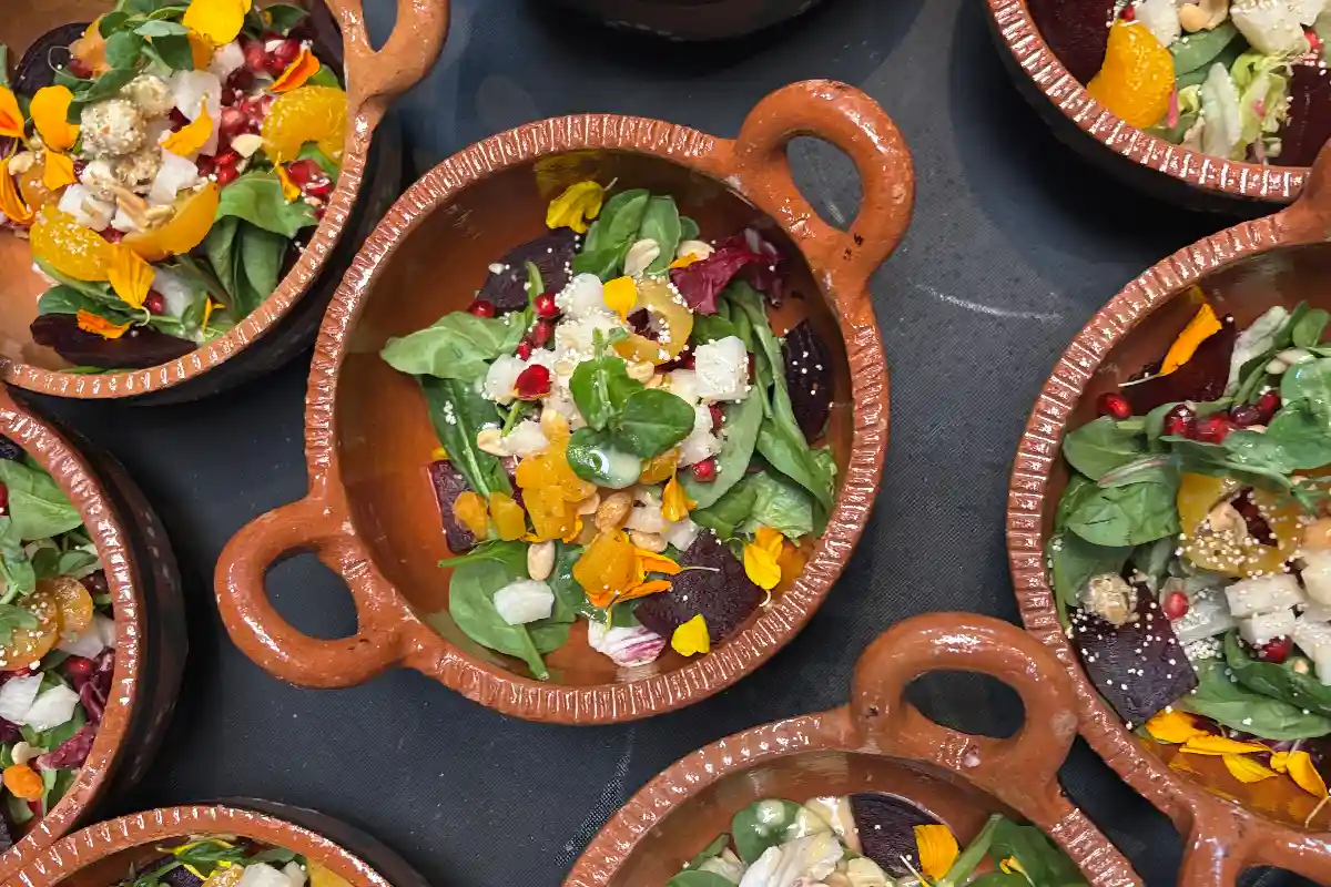 cazuela con ensalada