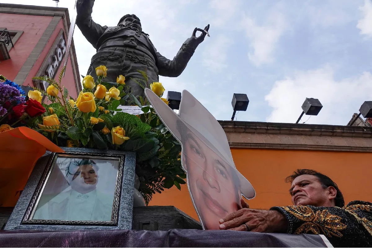 Proponen incluir a Juan Gabriel entre aspirantes a Medalla Belisario Domínguez