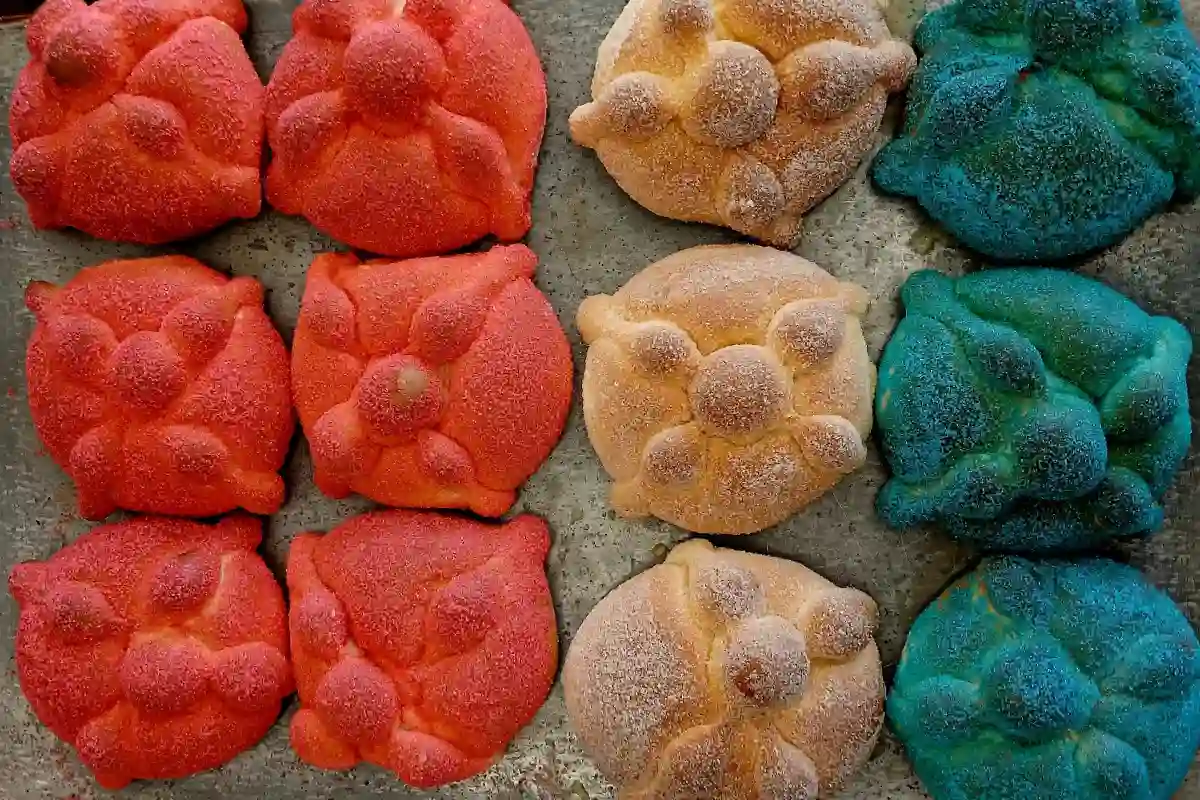 Charola con piezas de pan de muerto