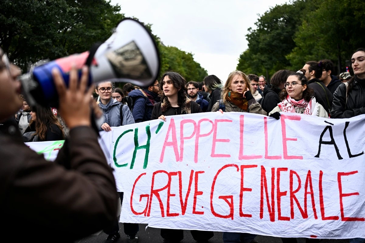 Varias ciudades francesas fueron escenario de enfrentamientos y saqueos cuando jóvenes enmascarados tomaron las calles el 17 de octubre. Foto: AFP