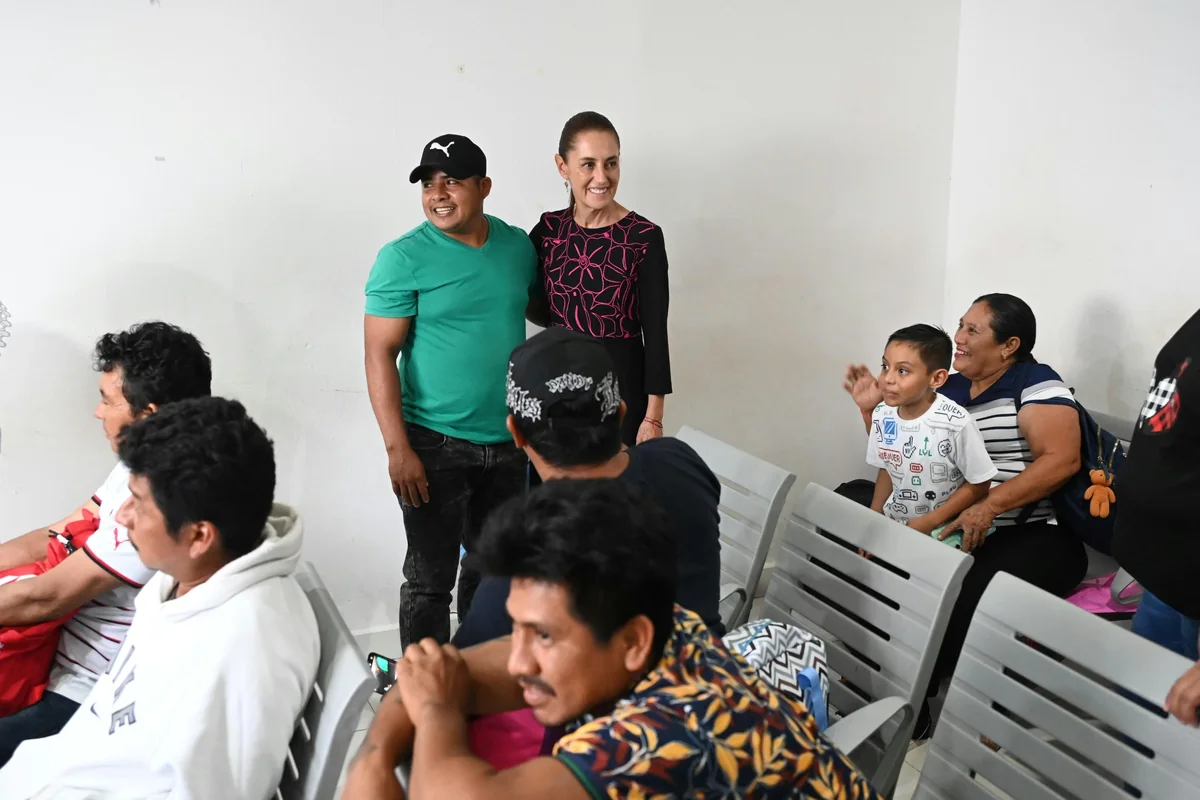 No faltó una que otra persona que le pidió a la presidenta una foto del recuerdo de su visita al sanatorio. Foto: Gobierno de México.