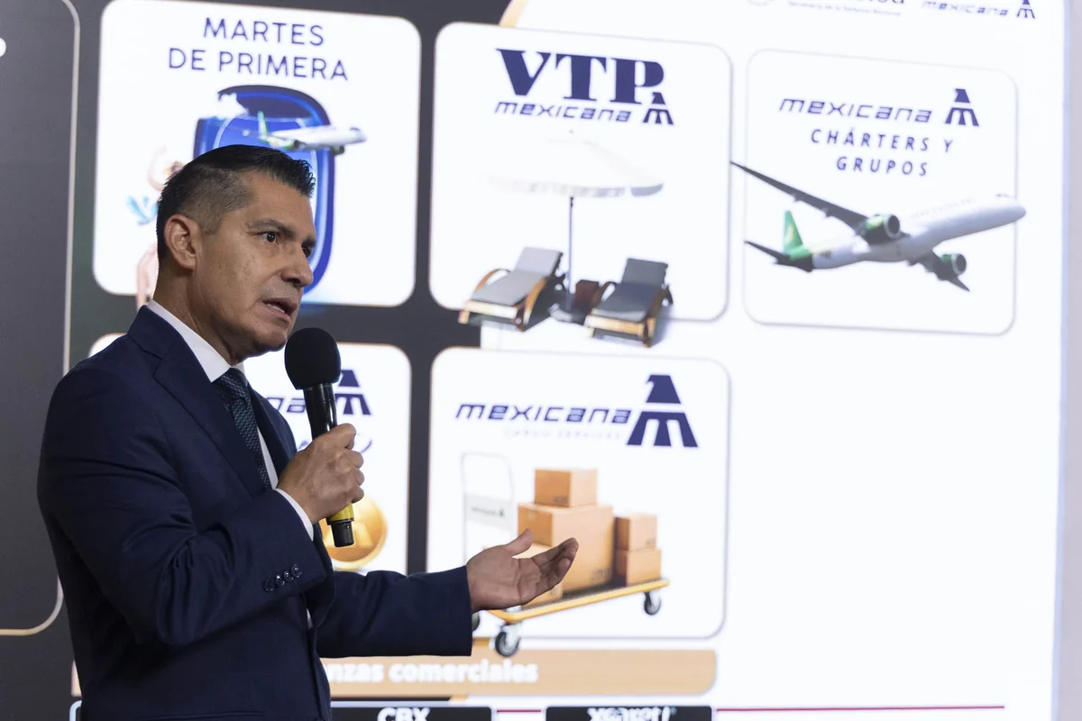 El general Leobardo Ávila Bojórquez, director general de Mexicana de Aviación, señaló que la aerolínea prefiere el turismo de mexicanos. Foto: Presidencia.