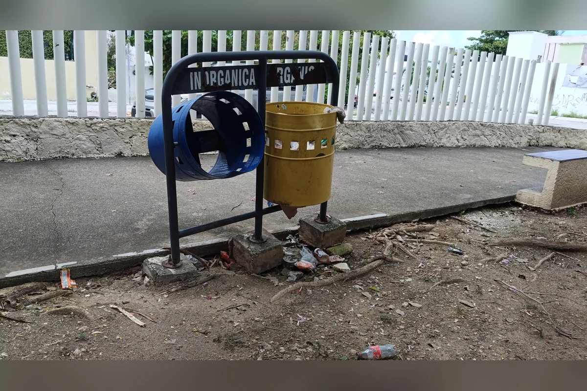 Muchos visitantes se quejan que en Misión del Carmen los botes de la basura están en mal estado y las personas tiran la basura en otros lugares. Foto: Handel Aguilar.
